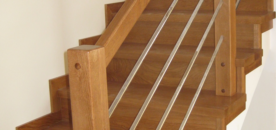 Specjalizujemy się w kompleksowym wykonawstwie schodów drewnianych dowolnego typu na wymiar.